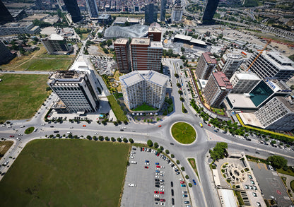 Strategically located beside the university and roundabout